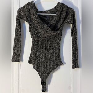 Sweater bodysuit low shoulder grey with white and black threads